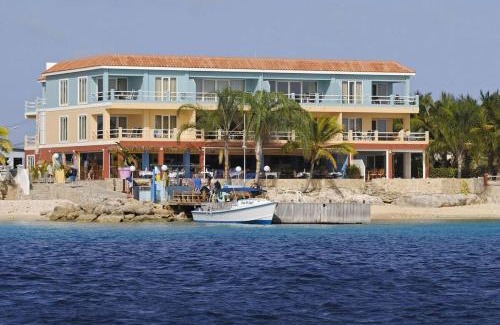 Kralendijk Apartment | Oceanfront Deluxe Apartment Blue Marlin at Den Laman