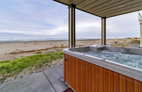 Gold Beach House | Oceanfront home with stunning ocean view, hot tub, deck, & WiFi - dogs ok