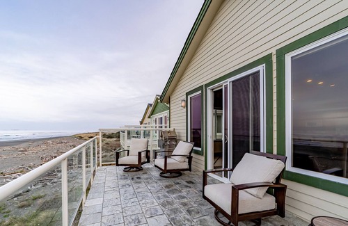Gold Beach House | Oceanfront home with stunning ocean view, hot tub, deck, & WiFi - dogs ok
