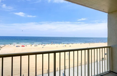 Virginia Beach Condo | Oceanfront on the Boardwalk 1 BR, 1 BA, sleep 4, at BQR in VA Beach with balcony