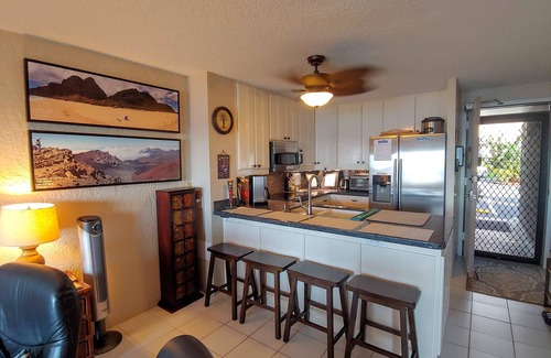 Kailua-Kona Condo | Oceanfront, Renovated & Accessible Downtown Kona - Beautiful Ocean Views! 1st Fl