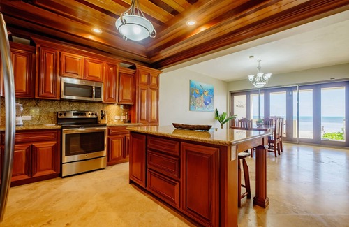Boca Ciega Condo | Ocean’s Edge 1B – Beachfront Ground-Floor Condo on Ambergris Caye