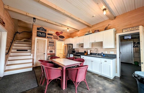 Milbridge House | Oceanside Saltwater Farm House NEW! Sleeps 11, beach, firepit