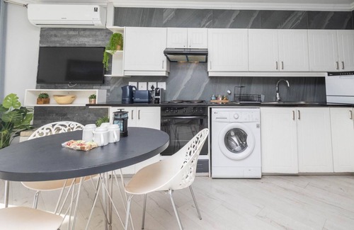 Lagoon Beach Apartment | Oceanview Bliss - Neptune Isle