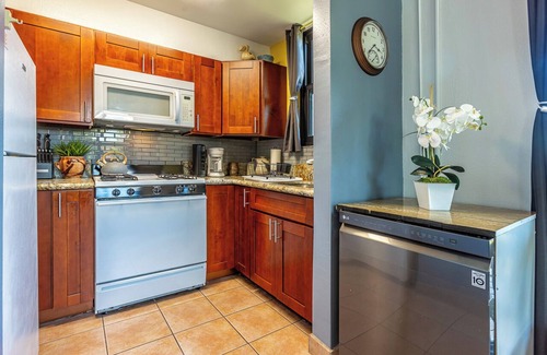Kihei Apartment | OceanViewStudio, Full-Size W/D, Dishwasher, 55"TV, Hotel-Zoned, Beach across St,