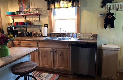 Gatlinburg - Pigeon Forge Cottage | Oct Dates OPEN! Beautiful Creek! Birds, ducks, close to Pigeon Forge