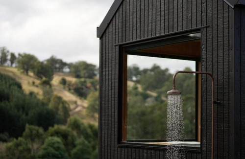 Tarra Valley House | Off-Grid Cabin with Valley Views and Hot Tub - Pepe