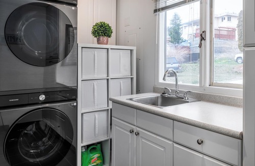 Central Okanagan House | Okanagan | LakesideHome | HotTub & Pool | Licensed