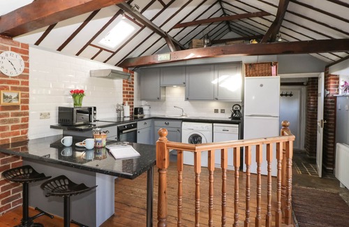 Lyneham Cottage | OLD CART SHED, pet friendly, character holiday cottage in Lyneham