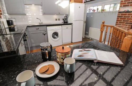 Lyneham Cottage | OLD CART SHED, pet friendly, character holiday cottage in Lyneham
