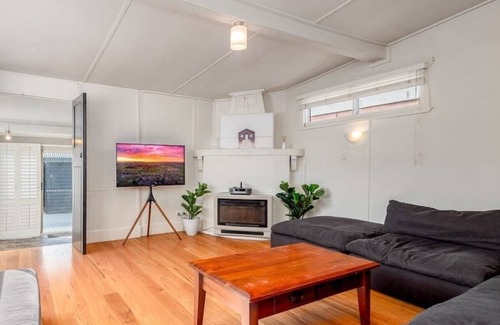 Bathurst Cottage | Old George · MèRose Place - Cottage on George