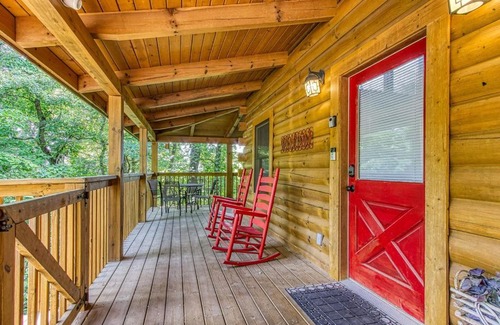 Sevierville House | Old Glory, Pool Table, Pool access, WIFI, Free Attraction Tickets!