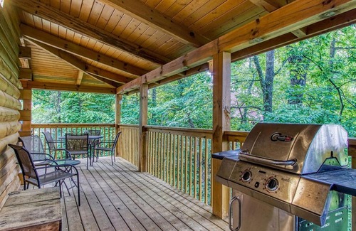 Sevierville House | Old Glory, Pool Table, Pool access, WIFI, Free Attraction Tickets!
