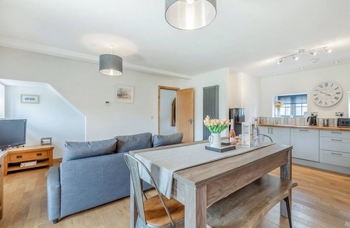 Honiton Cottage | Old Highwood - Piggy in the Middle