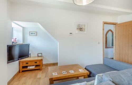 Honiton House | Old Highwood - Piggy In The Middle