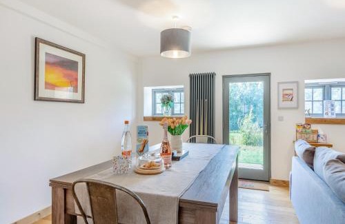 Honiton House | Old Highwood - Piggy In The Middle