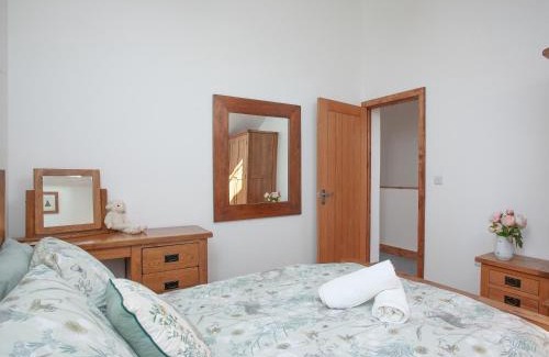 Honiton House | Old Highwood - Piglet Cottage