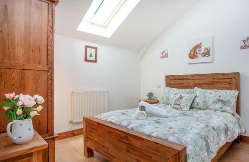 Honiton House | Old Highwood - Piglet Cottage