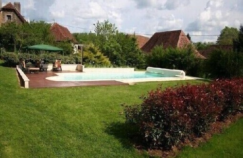 Savignac-Ledrier Cottage | Old house located on an apple-red fruit farm