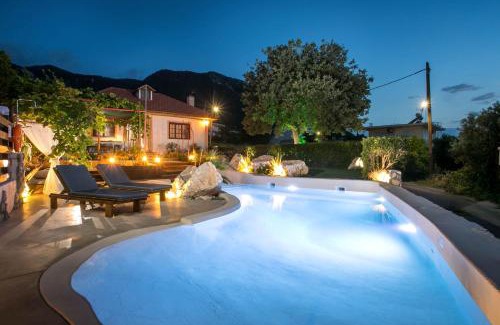 Salakos House | Old Nest House