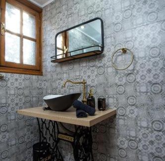 Salakos House | Old Nest House