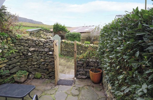 Kirkby-in-Furness Cottage | OLD PEAT COTTAGE, pet friendly, with a garden in Grizebeck