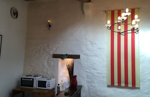 Ceret House | Old town centre house; wine bar & cafes 50m, sea 30mins Pyrenees close