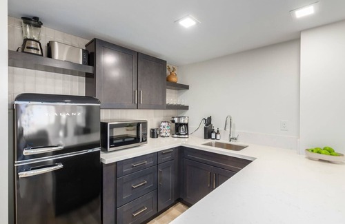 South Scottsdale Apartment | Old Town Studio Gym Biz Center Walk 2 Everything