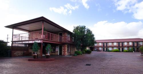 Broken Hill Hotel | Old Willyama Motor Inn