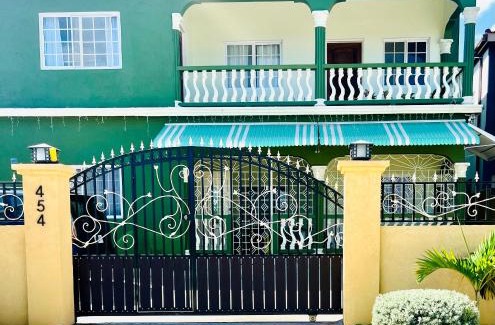 Runaway Bay House | Olive Breeze II