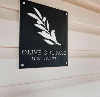 Dubbo House | Olive Cottage - CBD Location, Pet friendly
