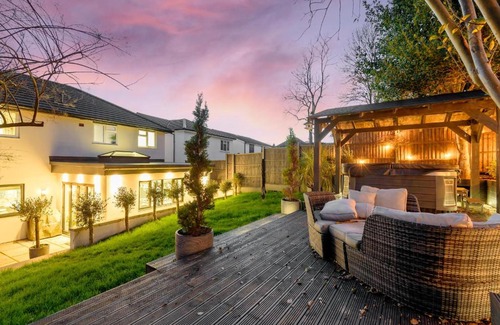 Cray Valley East Villa | OLIVE - London - Kent & 7 Seater Hot Tub