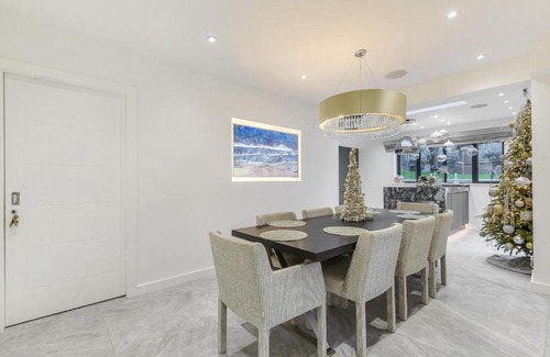 Cray Valley East Villa | OLIVE - London - Kent & 7 Seater Hot Tub