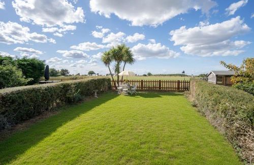 Docking House | Olive Quay Cottage - Rustic elegance, big country garden Norfolk coast