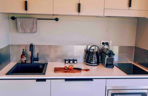 Tawharanui Cabin | Omakana Cabin – Scenic Farm Stay with Sleepout