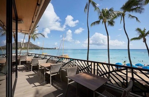 Waikiki Hotel | On Beautiful Waikiki Beach! Pool, Spa, 3 On-Site Restaurants, Water Activities