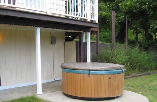 Maryland House | On Goodyear Lake - docks and lake toys-canoes, paddleboat, water trampoline