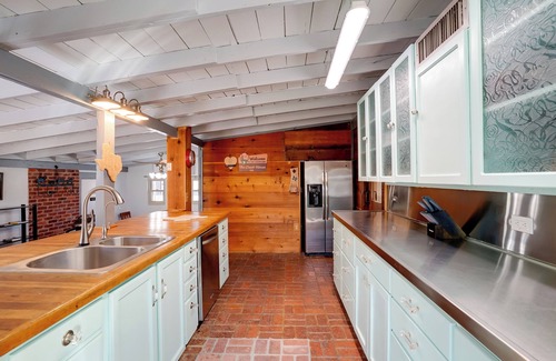 Dennis House | On-Site River Access: Fishing Retreat in Granbury!