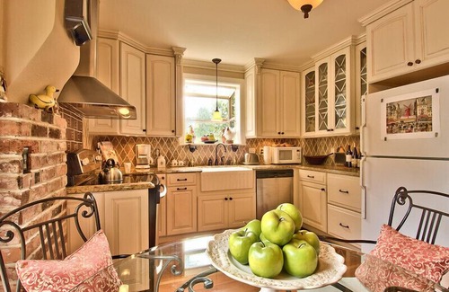 West Hills House | On The Beach! Elegant Waterfront Manor 'The Pearl on Oyster Bay