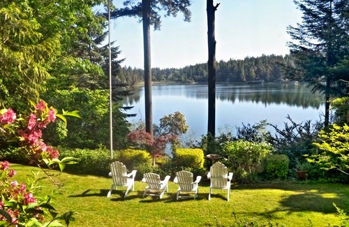 West Hills House | On The Beach! Elegant Waterfront Manor 'The Pearl on Oyster Bay