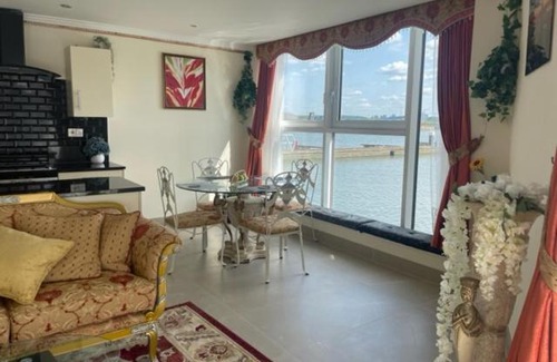 Newham Apartment | On the River