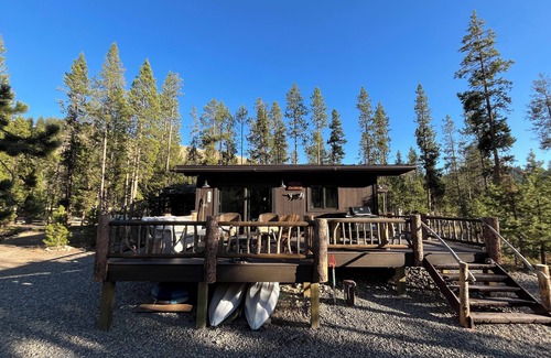 Stanley Cabin | On the River! Newly remodeled 3 bedroom Log Cabin Located Near Stanley Idahon