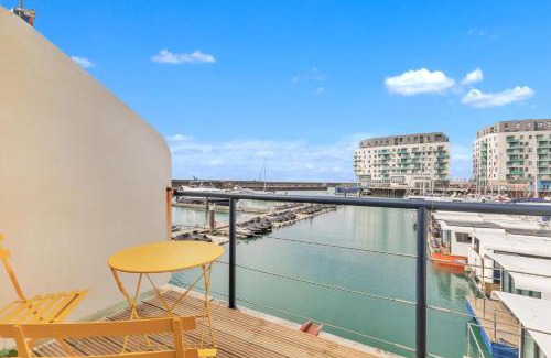 Seafront Apartment | On the Water 6 with Free Parking By My Getaways