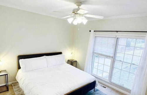 Gallatin House | On the Water! Hot tub/Pool/Pedal Boat/Games!