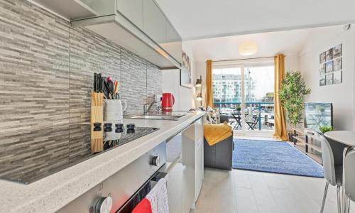 Seafront Apartment | On the Water with Free Parking - By My Getaways
