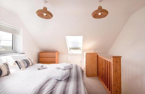 Porthtowan Apartment | One bed spectacular ocean views, walk to the beach
