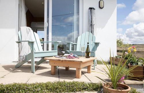 Porthtowan Apartment | One bed spectacular ocean views, walk to the beach