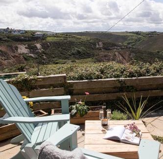 Porthtowan Apartment | One bed spectacular ocean views, walk to the beach