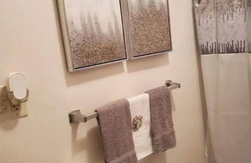 North Chicago House | One bedroom apartment located 5 minutes from Great Lakes Navel Base.