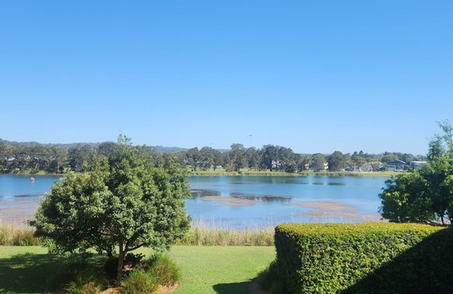 North Narrabeen Apartment | One bedroom apartment over looking the lake and only 400mtrs walk to the beach